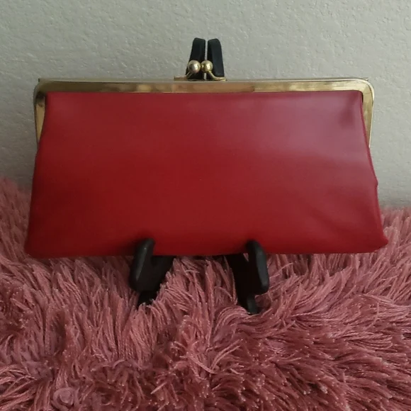 50s - 60s VINTAGE CLASSIC RED CLUTCH PURSE IN PERFECT CONDITION - Picture 2 of 4